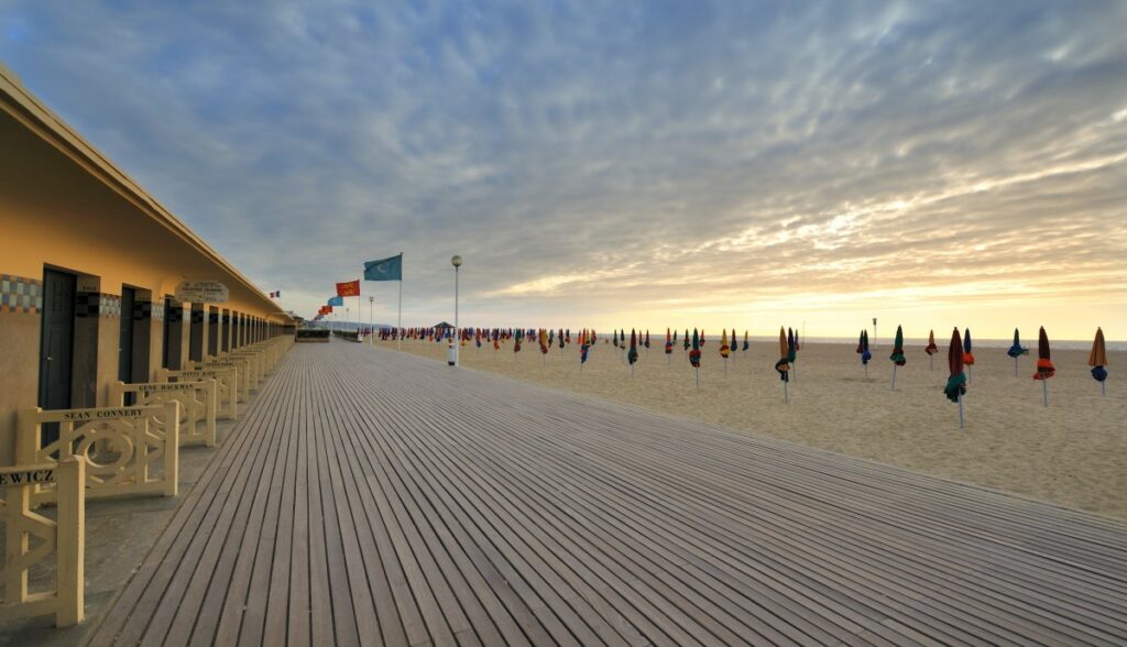 Deauville se situe entre Paris et la bulle en Normandie