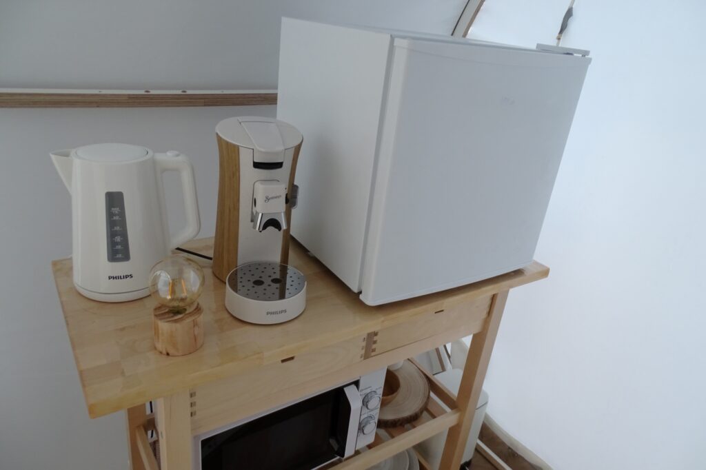 Kitchenette dans la bulle : cafetière (café, thé, chocolat chaud), bouilloire, réfrigérateur et micro-ondes.