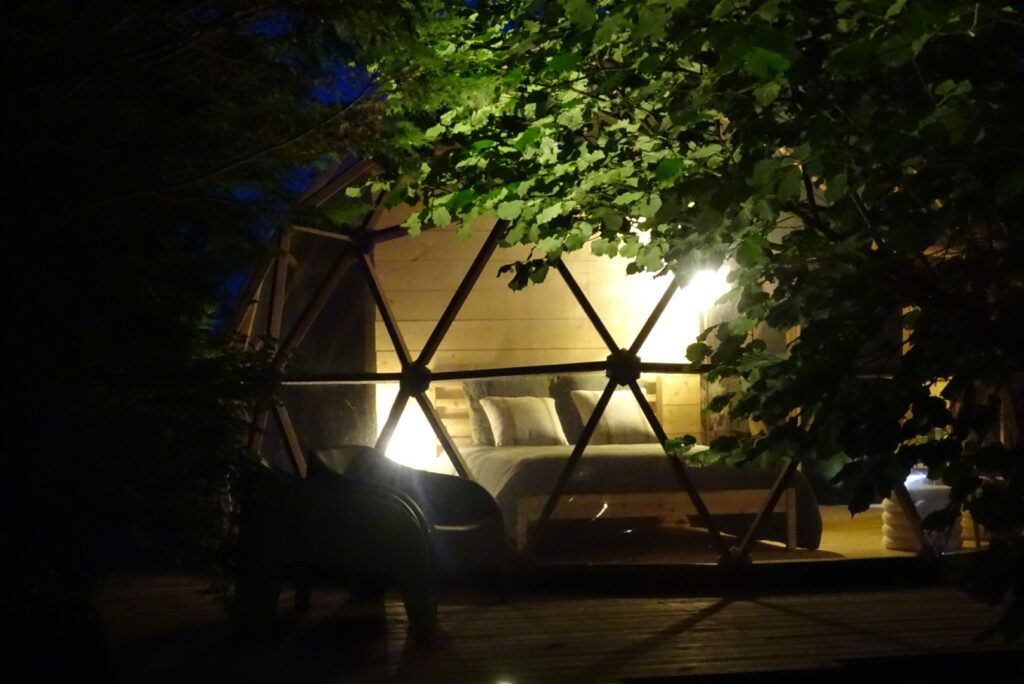 Bulle Dôme La Parenthèse Insolite vue extérieure de nuit terrasse