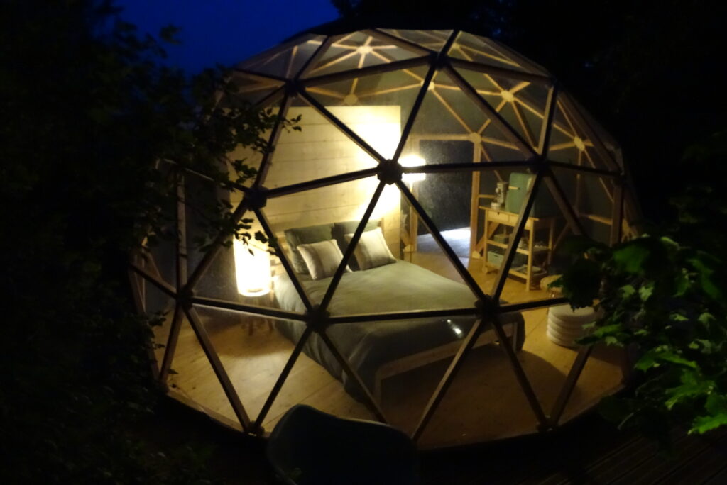 Bulle Dôme La Parenthèse Insolite vue extérieure de nuit ciel étoilé