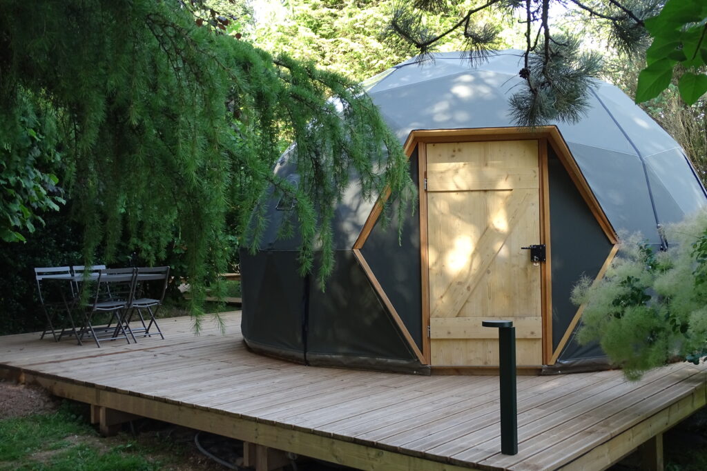 Bulle dôme vue extérieure glamping